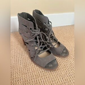 Vince Camuto Tressa Gray Suede Lace-Up Cutout Peep-Toe Heels Size 10